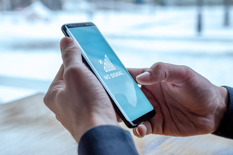 a man holding a phone with no signal sign on phone screen