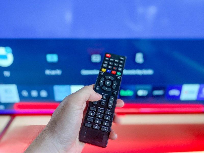 holding the Magnavox Universal Remote in front of the Samsung TV