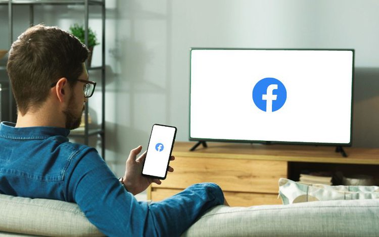 man trying to cast facebook from his smartphone to tv