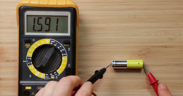 using a multimeter to test the charge of a battery
