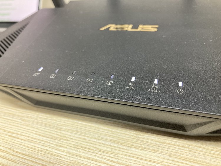 ASUS router Wi-Fi on a table