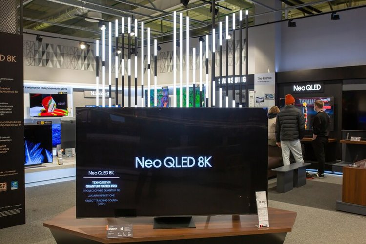 a Samsung Neo QLED 8K on display