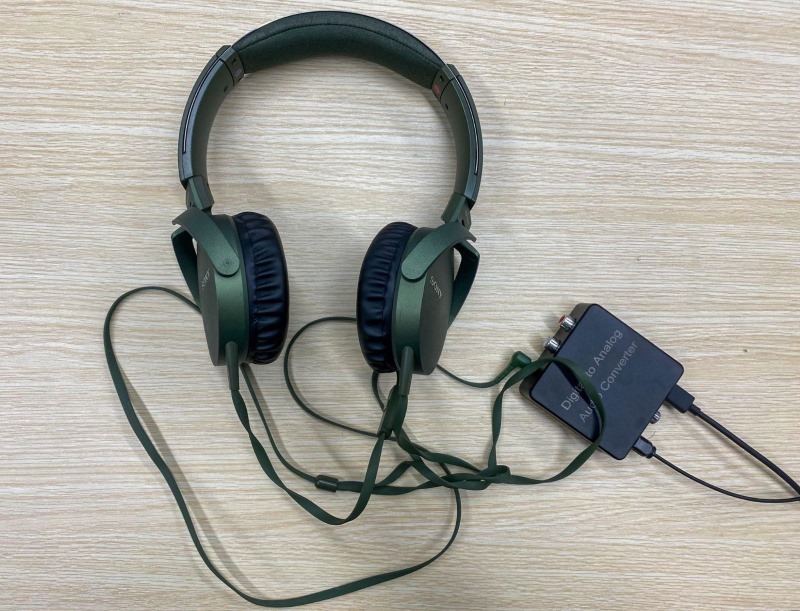 connect a wired headphone to the DAC