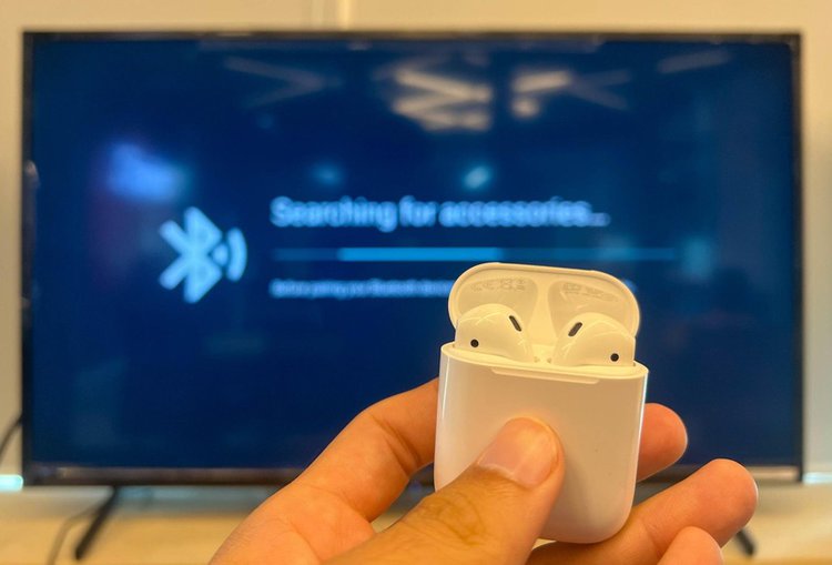 hand holding a open lid of airpods