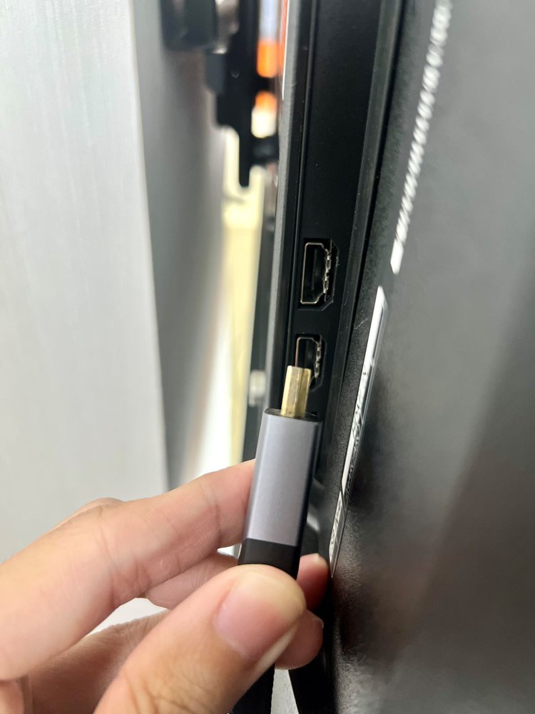 unplug an hdmi cable from a tv's hdmi port