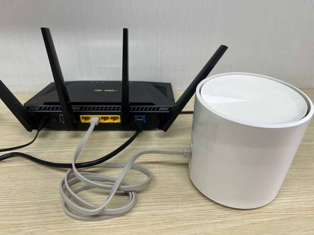 Deco Mesh Wi-Fi is connected to Asus router via an Ethernet cable