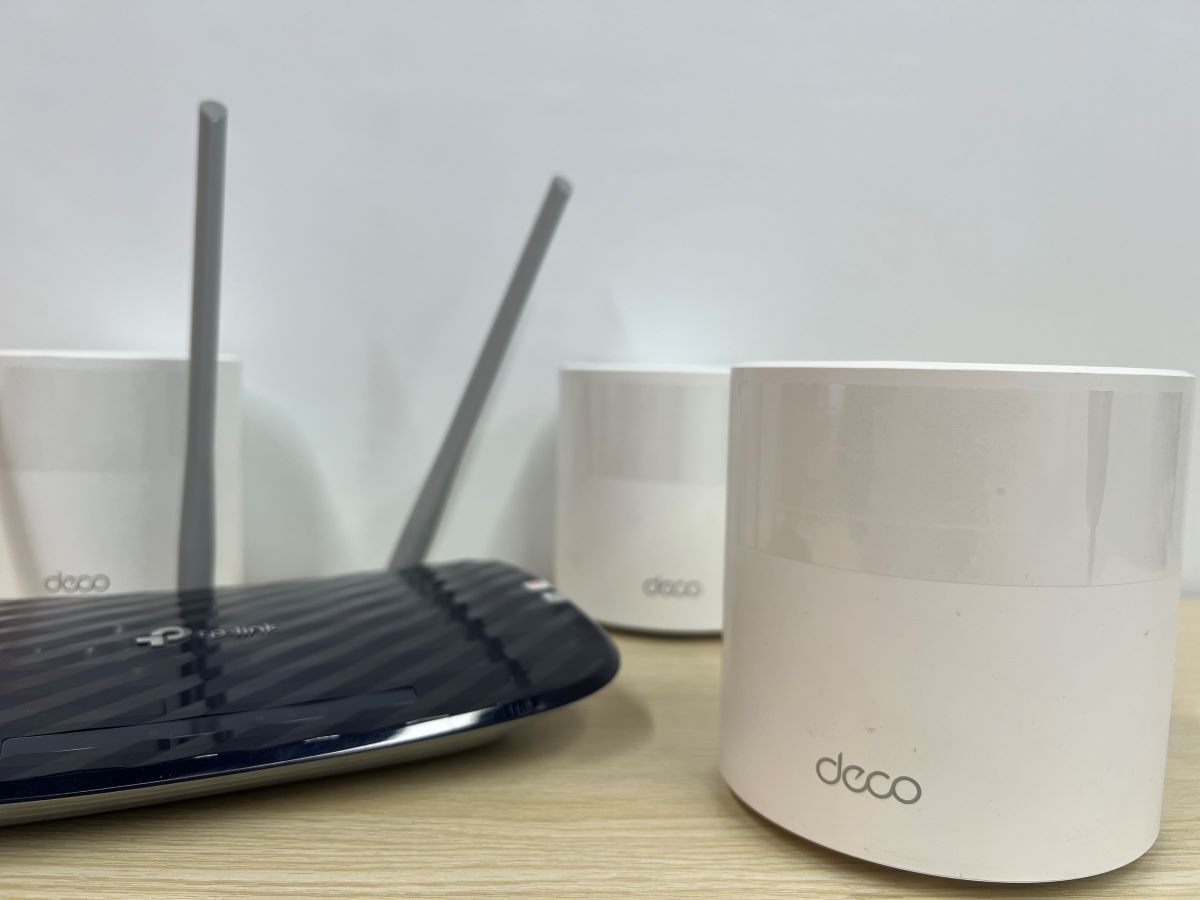 Deco Mesh Wi-Fi with TP-Link router and the white background