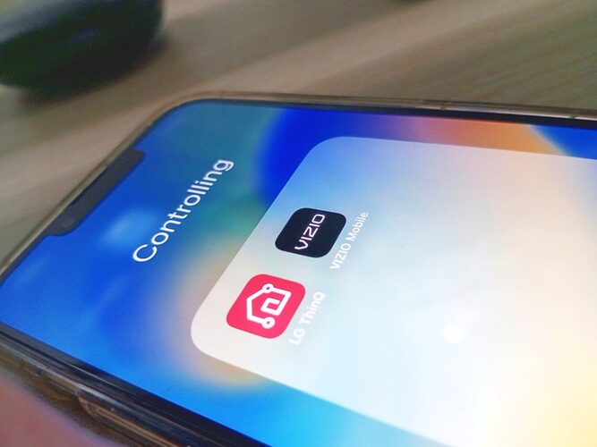 lg thiq and vizio mobile apps on an iphone