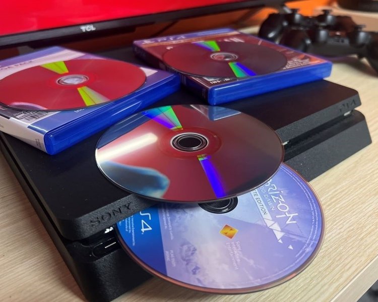 scratched disc with their boxes on PS4 console