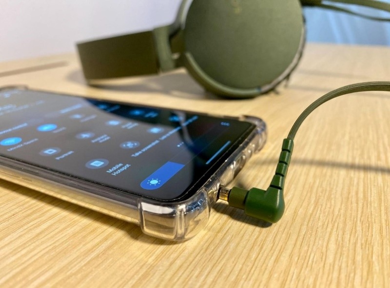 a Sony headphone wire connected to a phone is loose