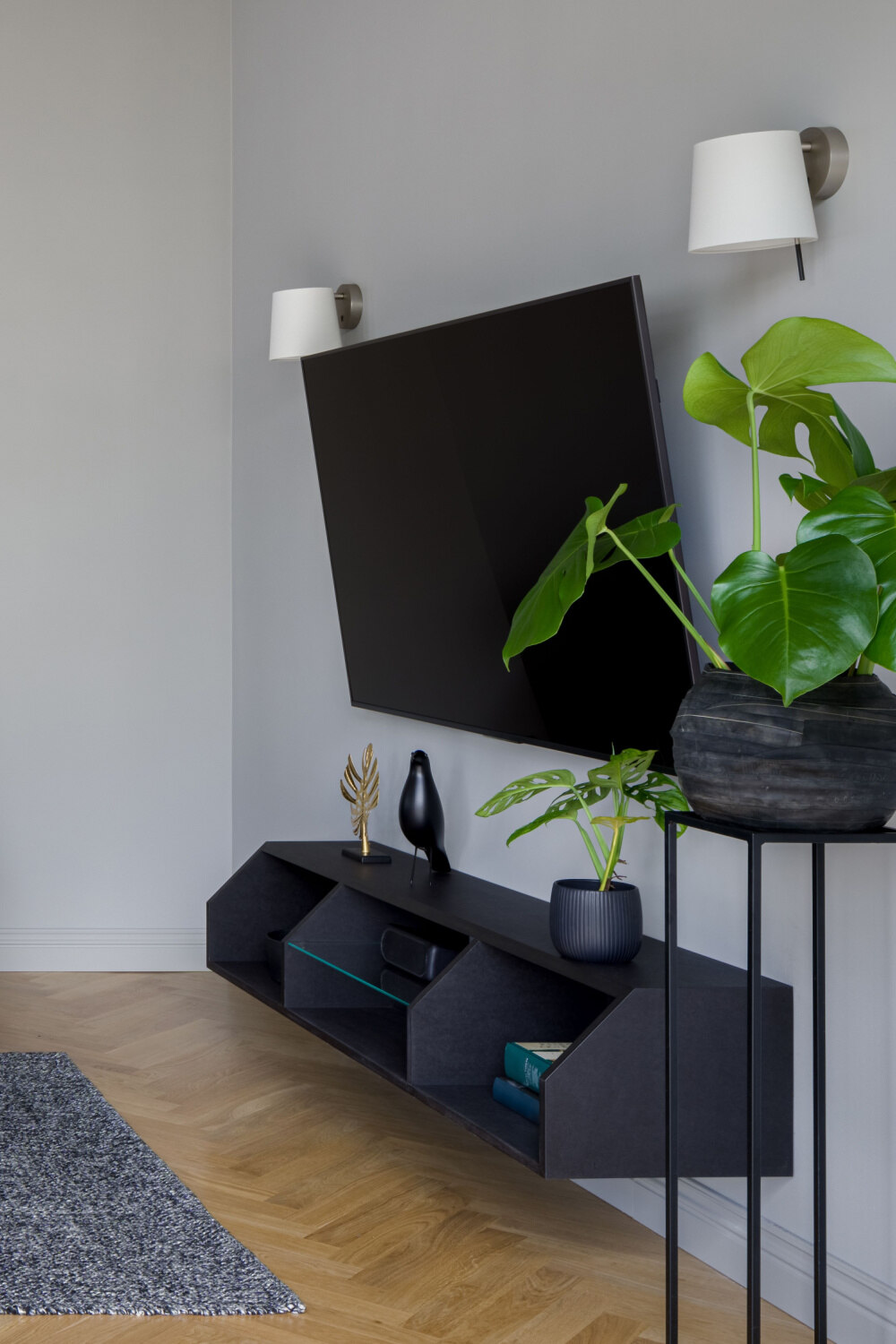 a shelf under a mounted tv 